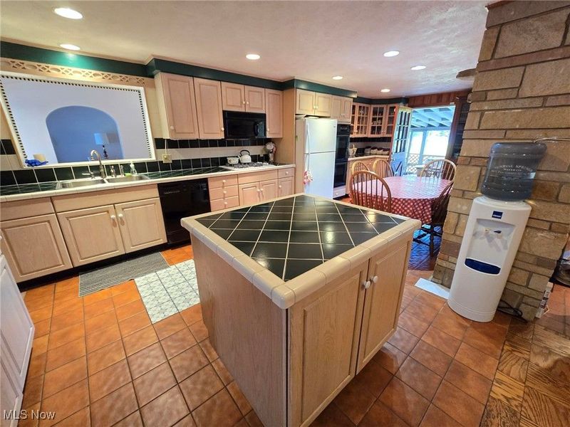 5294 Cottage Drive, Mecca, OH 44410 Photo 9