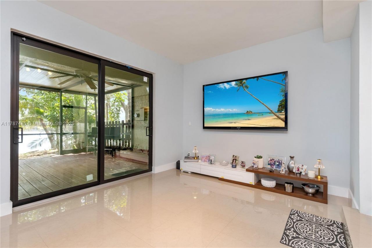 8956 Palm Tree Ln, Unit 8956, Pembroke Pines, FL 33024 Photo