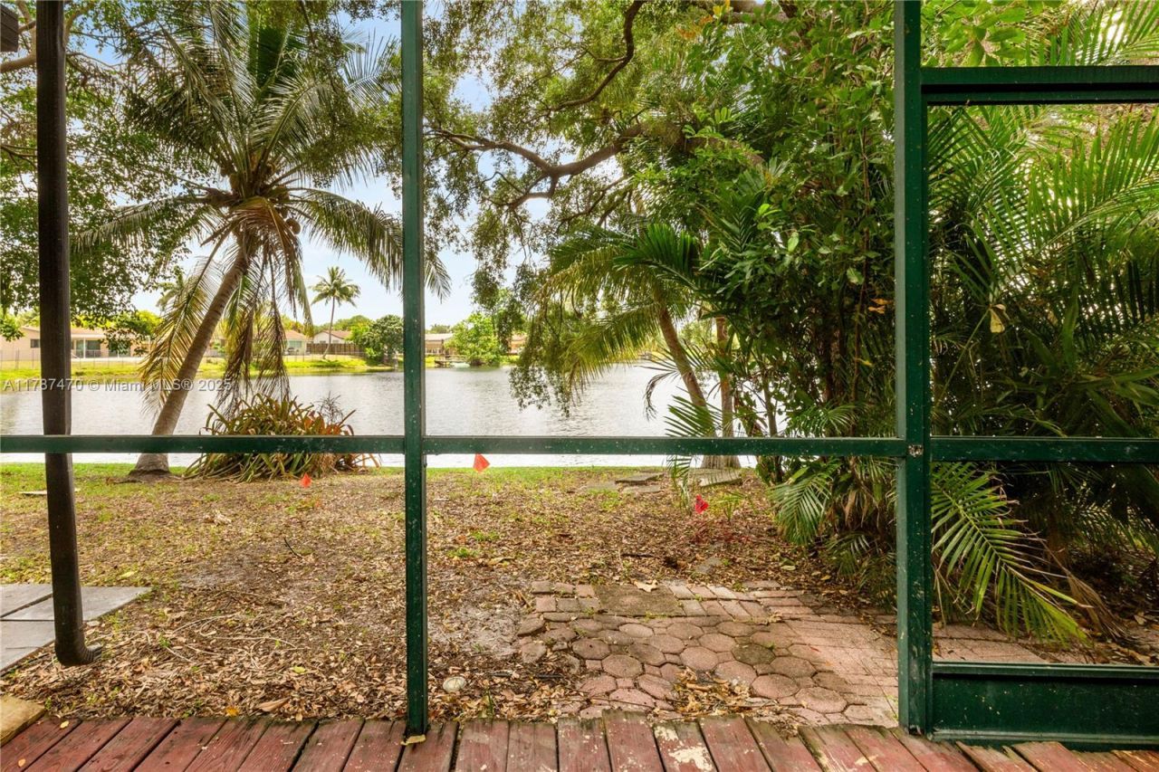 8956 Palm Tree Ln, Unit 8956, Pembroke Pines, FL 33024 Photo