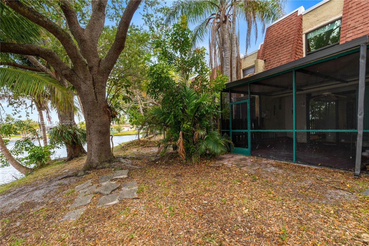 8956 Palm Tree Ln, Unit 8956, Pembroke Pines, FL 33024 Photo