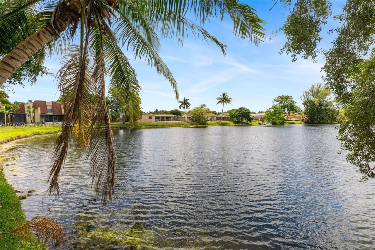 8956 Palm Tree Ln, Unit 8956, Pembroke Pines, FL 33024 Photo