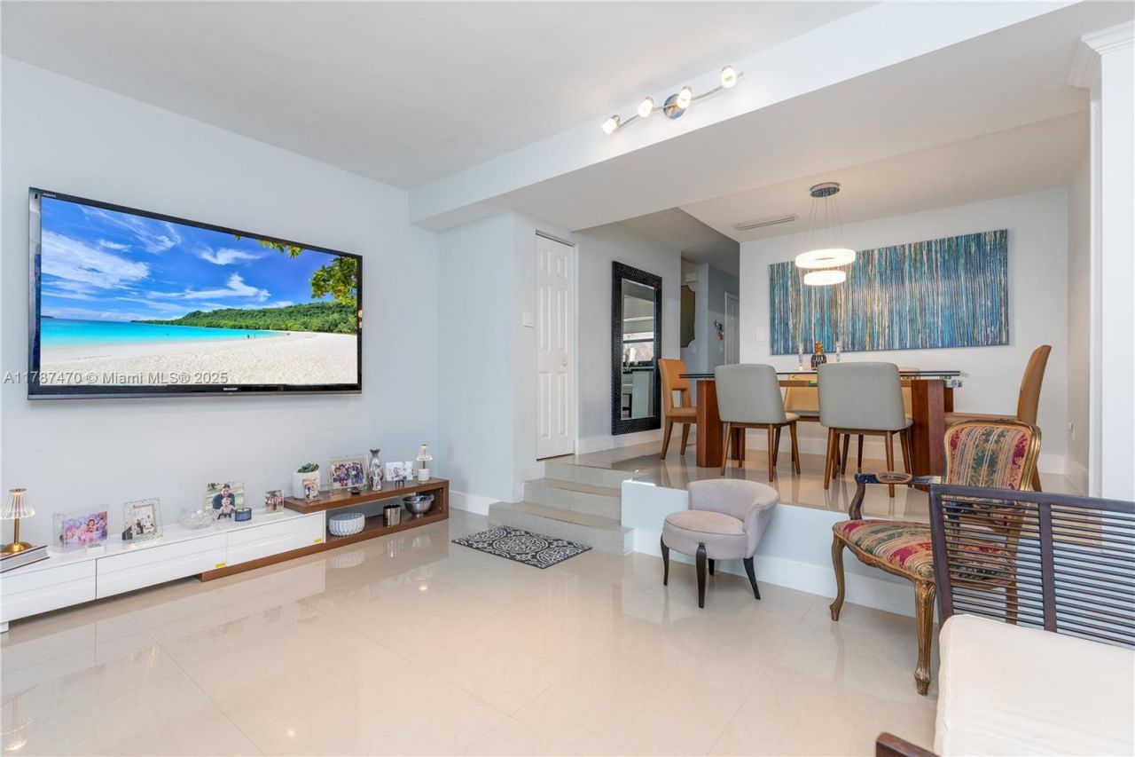 8956 Palm Tree Ln, Unit 8956, Pembroke Pines, FL 33024 Photo