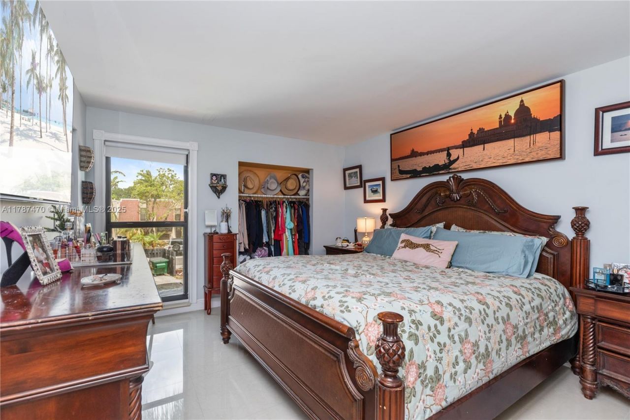 8956 Palm Tree Ln, Unit 8956, Pembroke Pines, FL 33024 Photo