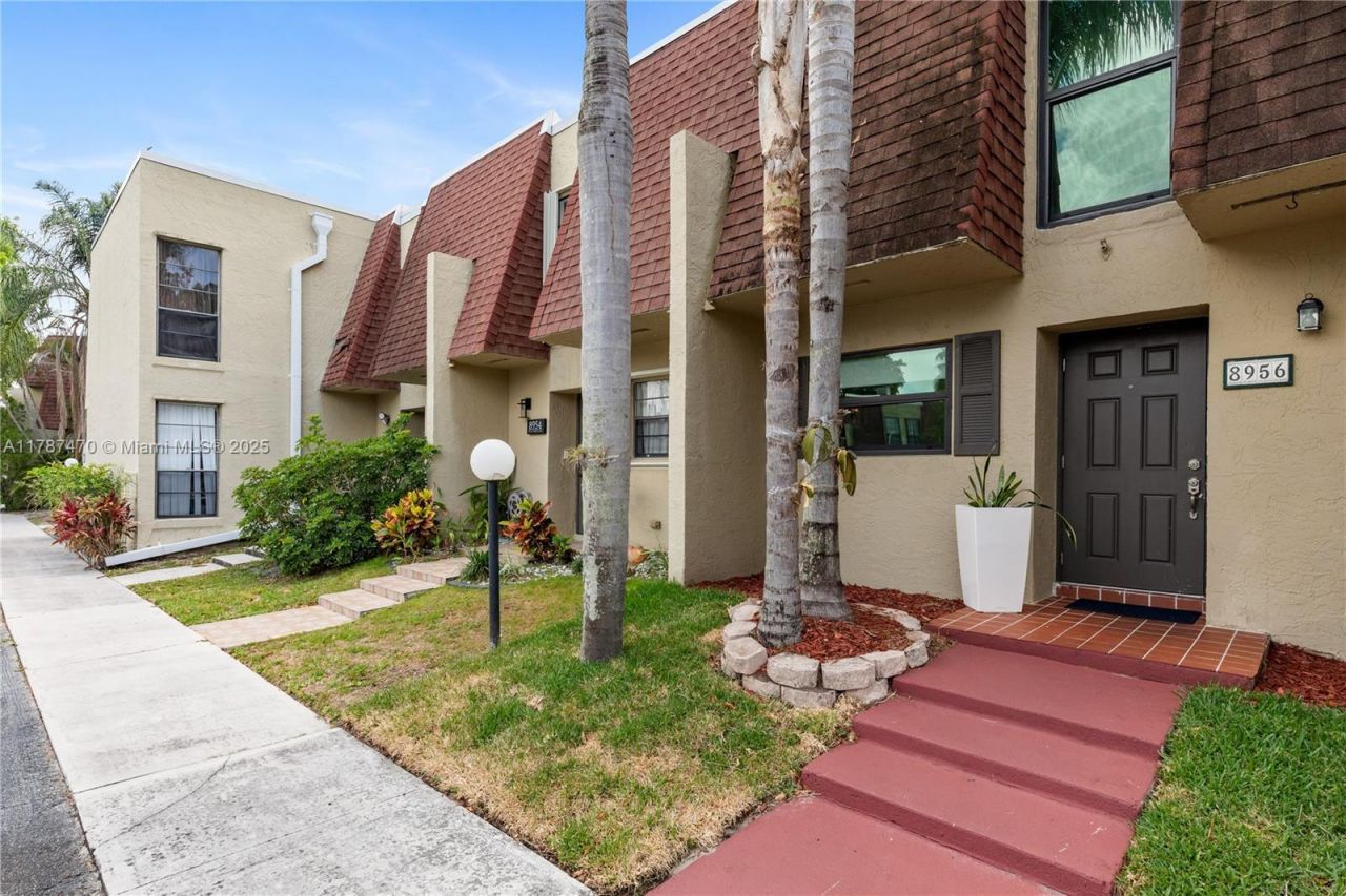 8956 Palm Tree Ln, Unit 8956, Pembroke Pines, FL 33024 Photo