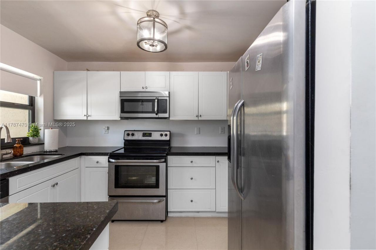 8956 Palm Tree Ln, Unit 8956, Pembroke Pines, FL 33024 Photo