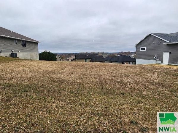 4210 Fieldcrest Dr, Sioux City, IA 51103