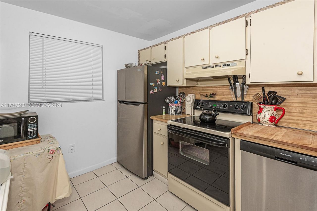 6880 Abbott Ave, Unit 212, Miami Beach, FL 33141 Photo