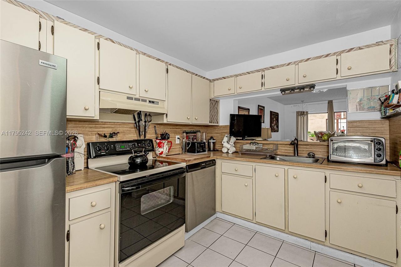 6880 Abbott Ave, Unit 212, Miami Beach, FL 33141 Photo