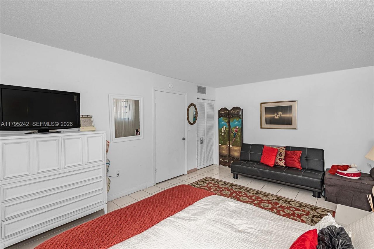 6880 Abbott Ave, Unit 212, Miami Beach, FL 33141 Photo