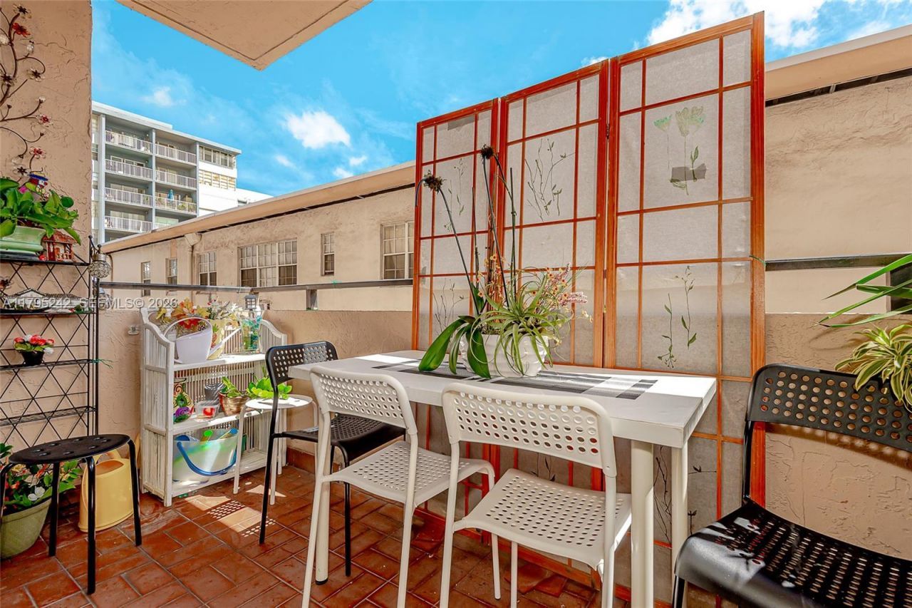 6880 Abbott Ave, Unit 212, Miami Beach, FL 33141 Photo