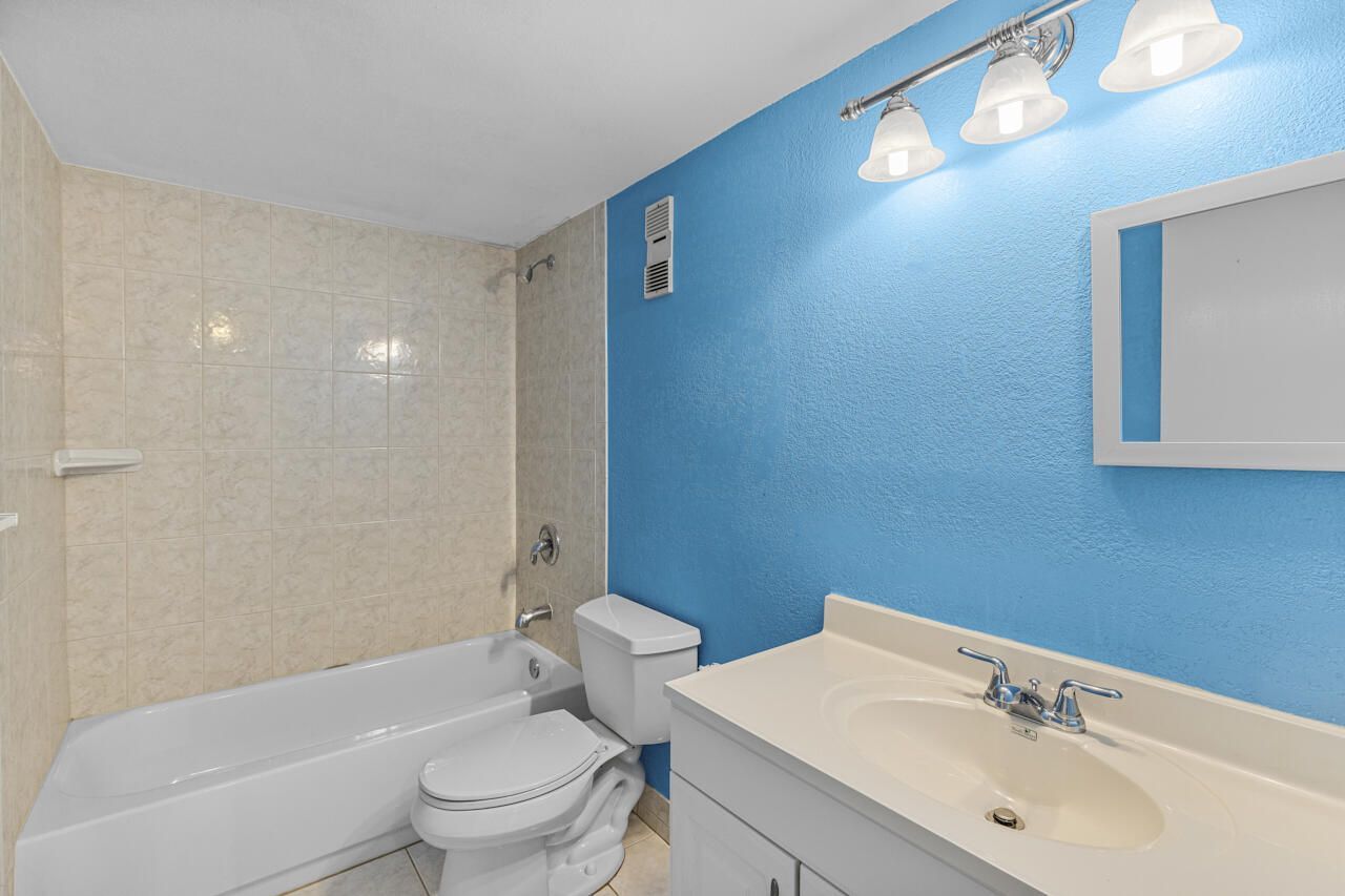 3905 N Nob Hill Road, Unit 300, Sunrise, FL 33351 Photo