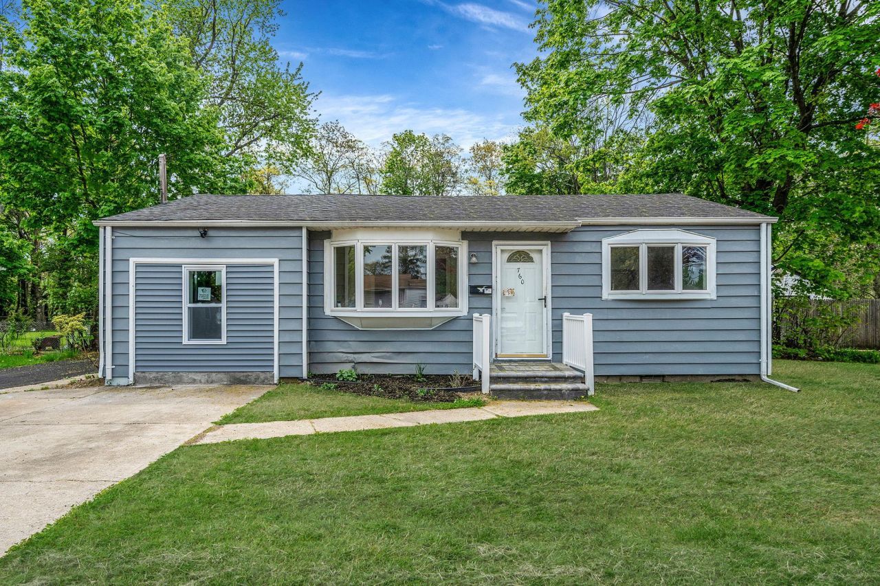 760 Spur Drive N, Bay Shore, NY 11706 Main Photo