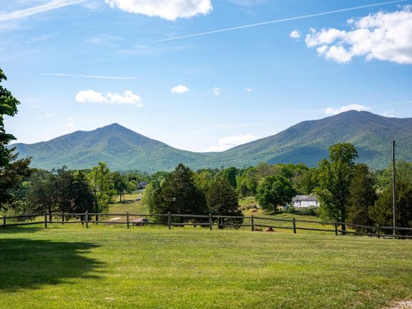 1129 Croft LN, Bedford, VA 24523