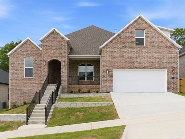 2823 N Grey Squirrel Drive, Fayetteville, AR 72704