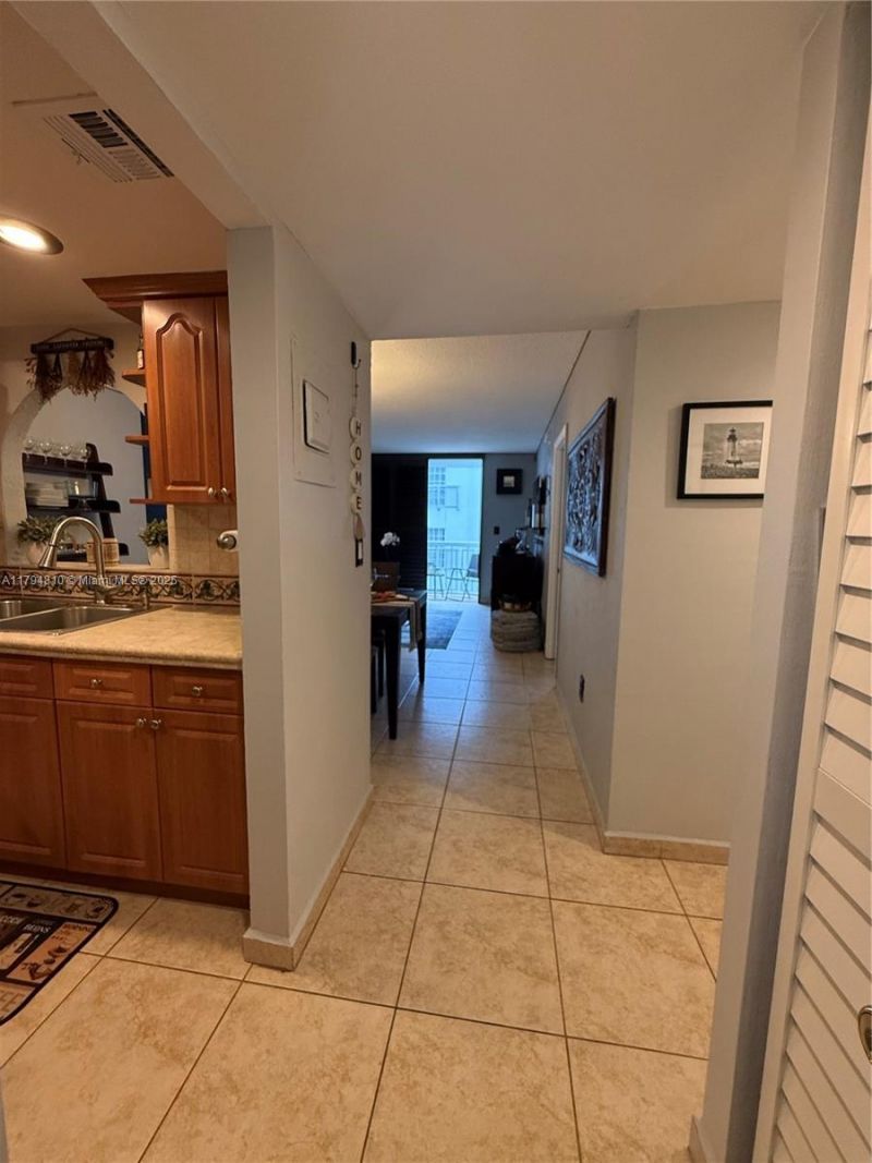 401 Ocean Dr, Unit 324, Miami Beach, FL 33139 Photo