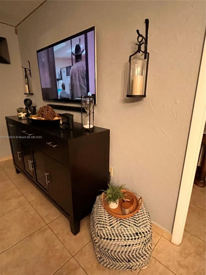 401 Ocean Dr, Unit 324, Miami Beach, FL 33139 Photo