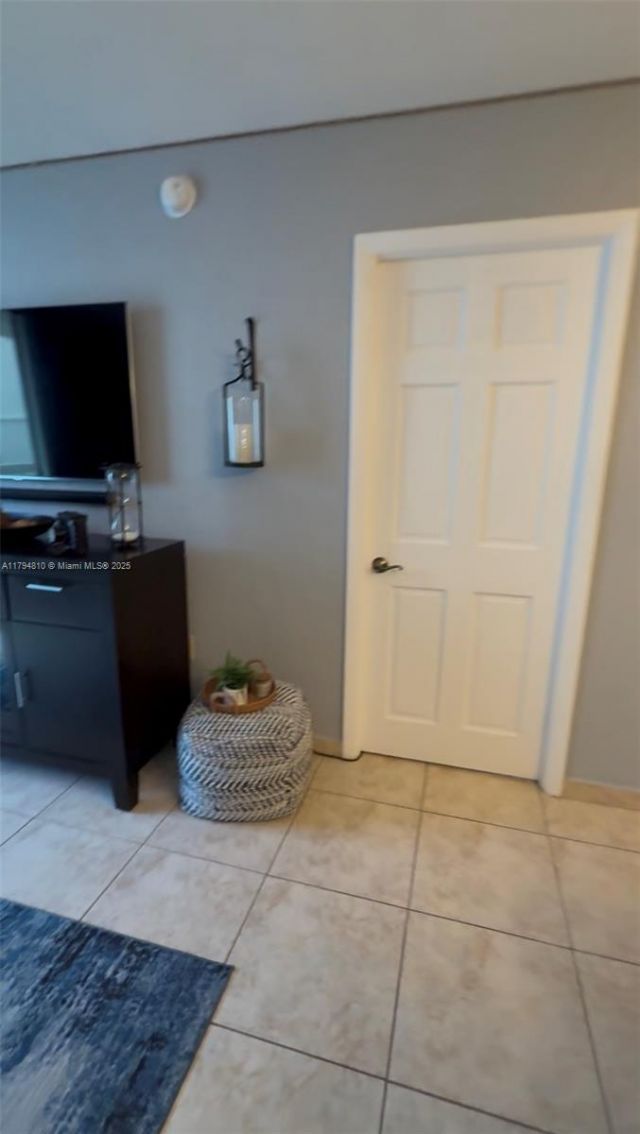 401 Ocean Dr, Unit 324, Miami Beach, FL 33139 Photo