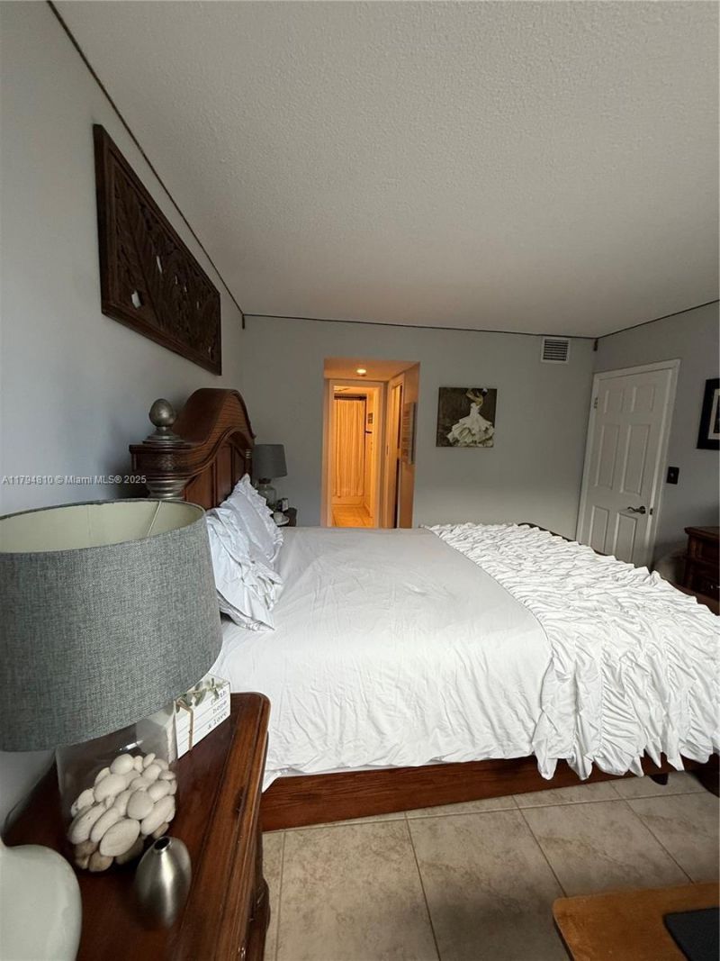 401 Ocean Dr, Unit 324, Miami Beach, FL 33139 Photo