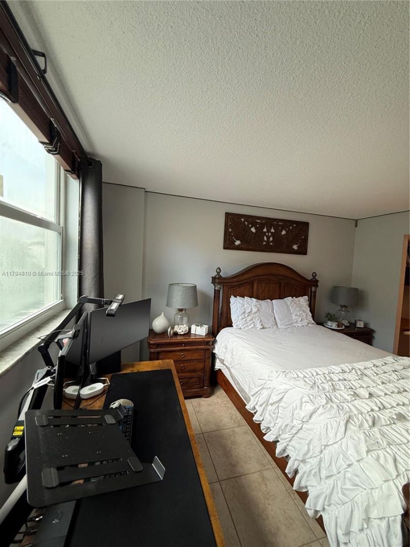 401 Ocean Dr, Unit 324, Miami Beach, FL 33139 Photo