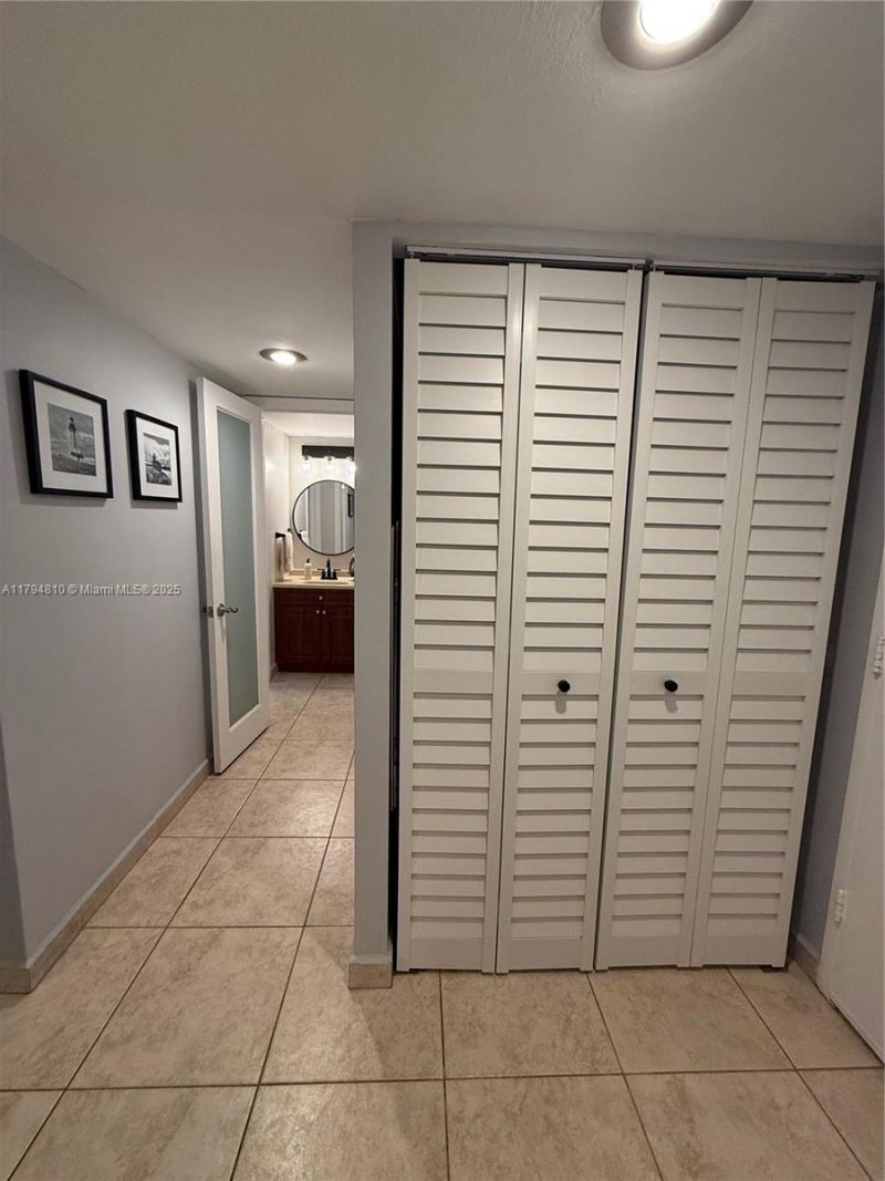 401 Ocean Dr, Unit 324, Miami Beach, FL 33139 Photo