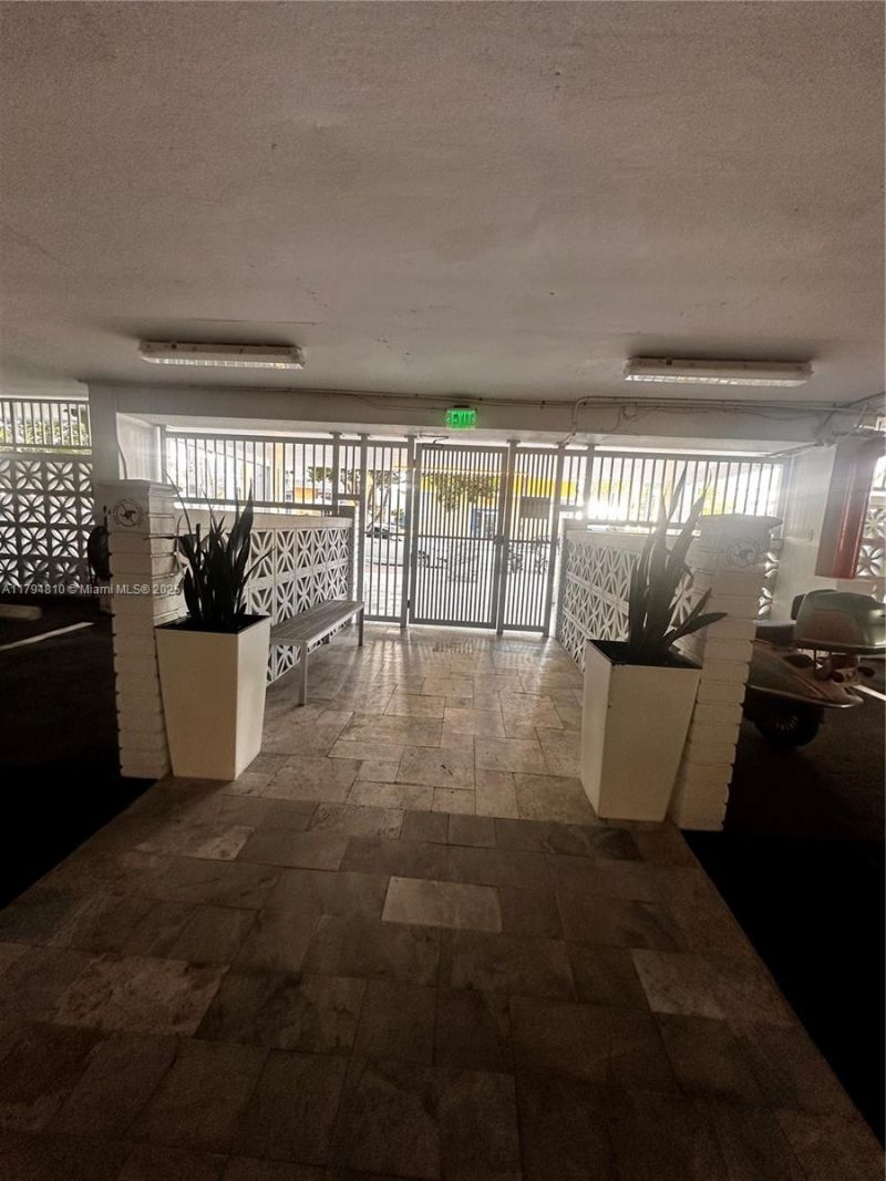 401 Ocean Dr, Unit 324, Miami Beach, FL 33139 Photo