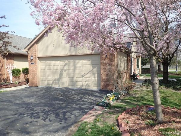 46980 COUNTRY Lane, Macomb Twp, MI 48044