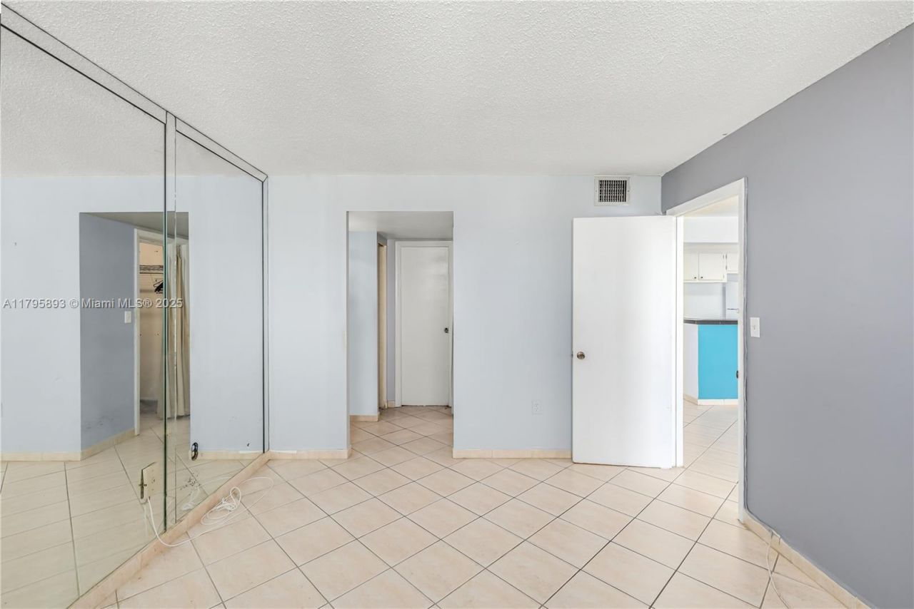 345 Ocean Dr, Unit 904, Miami Beach, FL 33139 Photo