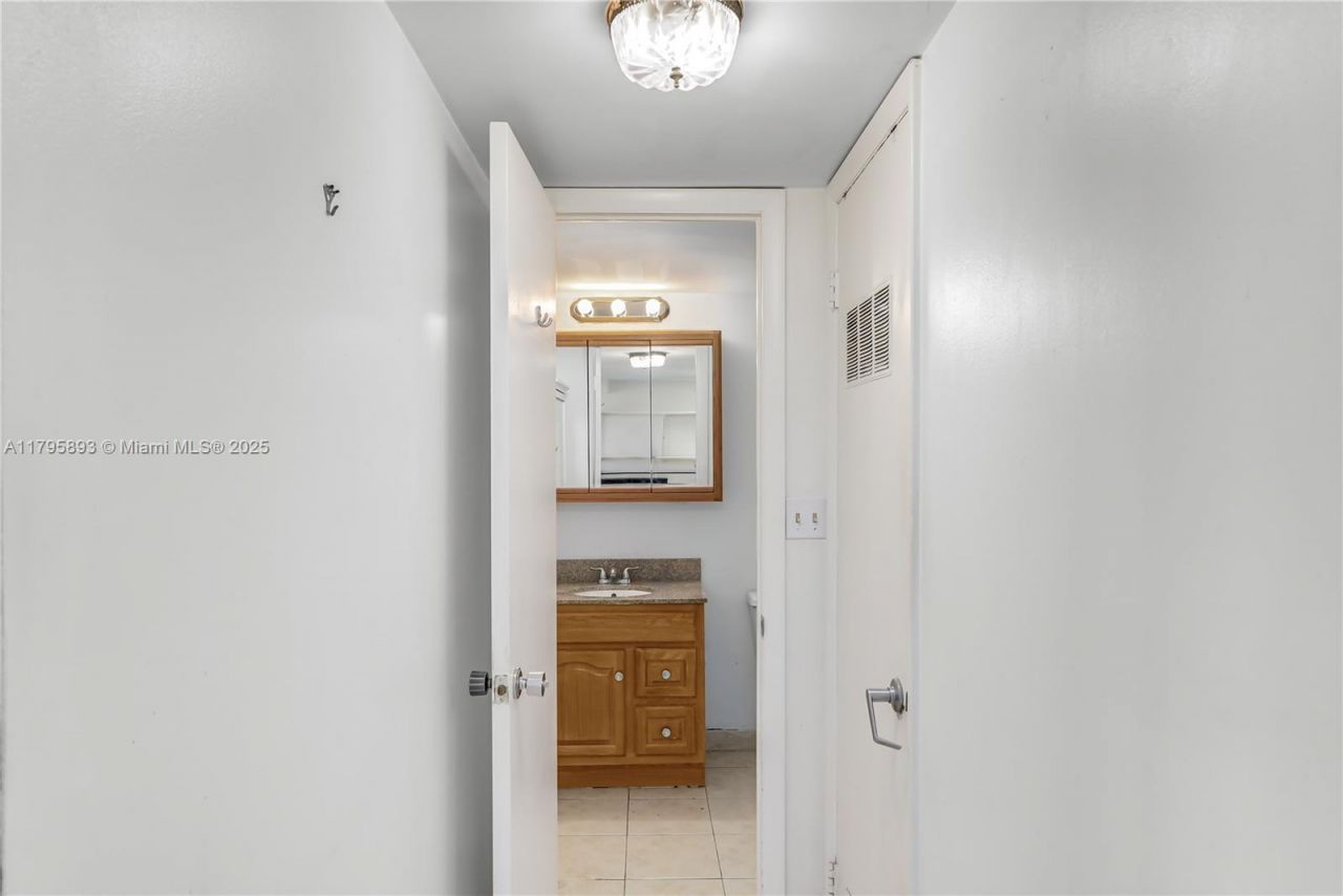 345 Ocean Dr, Unit 904, Miami Beach, FL 33139 Photo