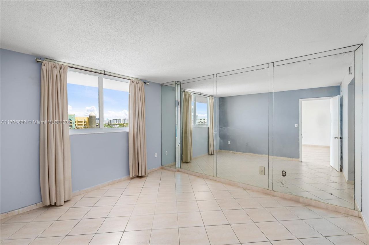 345 Ocean Dr, Unit 904, Miami Beach, FL 33139 Photo