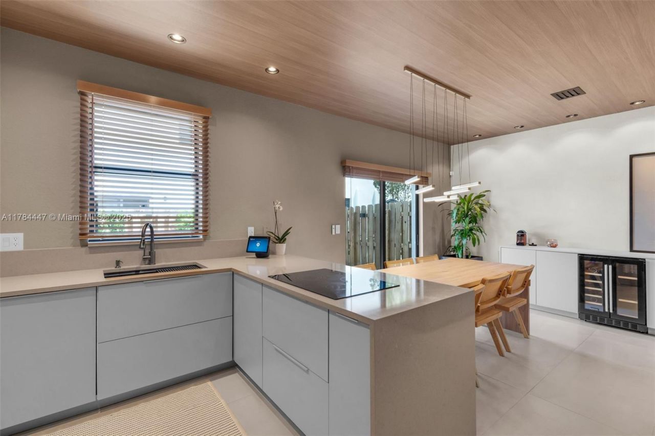 20865 NE 7th Ct, Miami, FL 33179 Photo