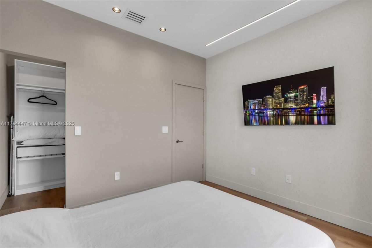 20865 NE 7th Ct, Miami, FL 33179 Photo