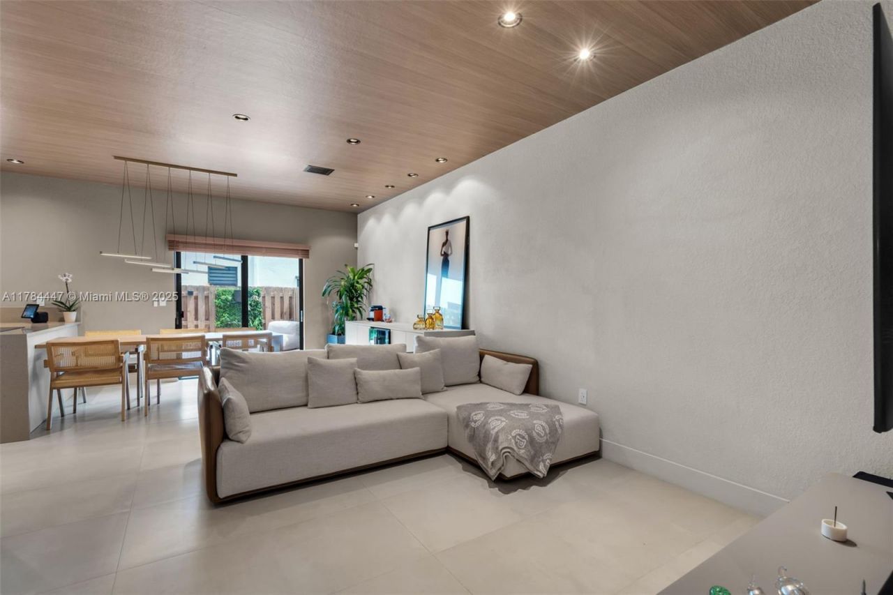 20865 NE 7th Ct, Miami, FL 33179 Photo