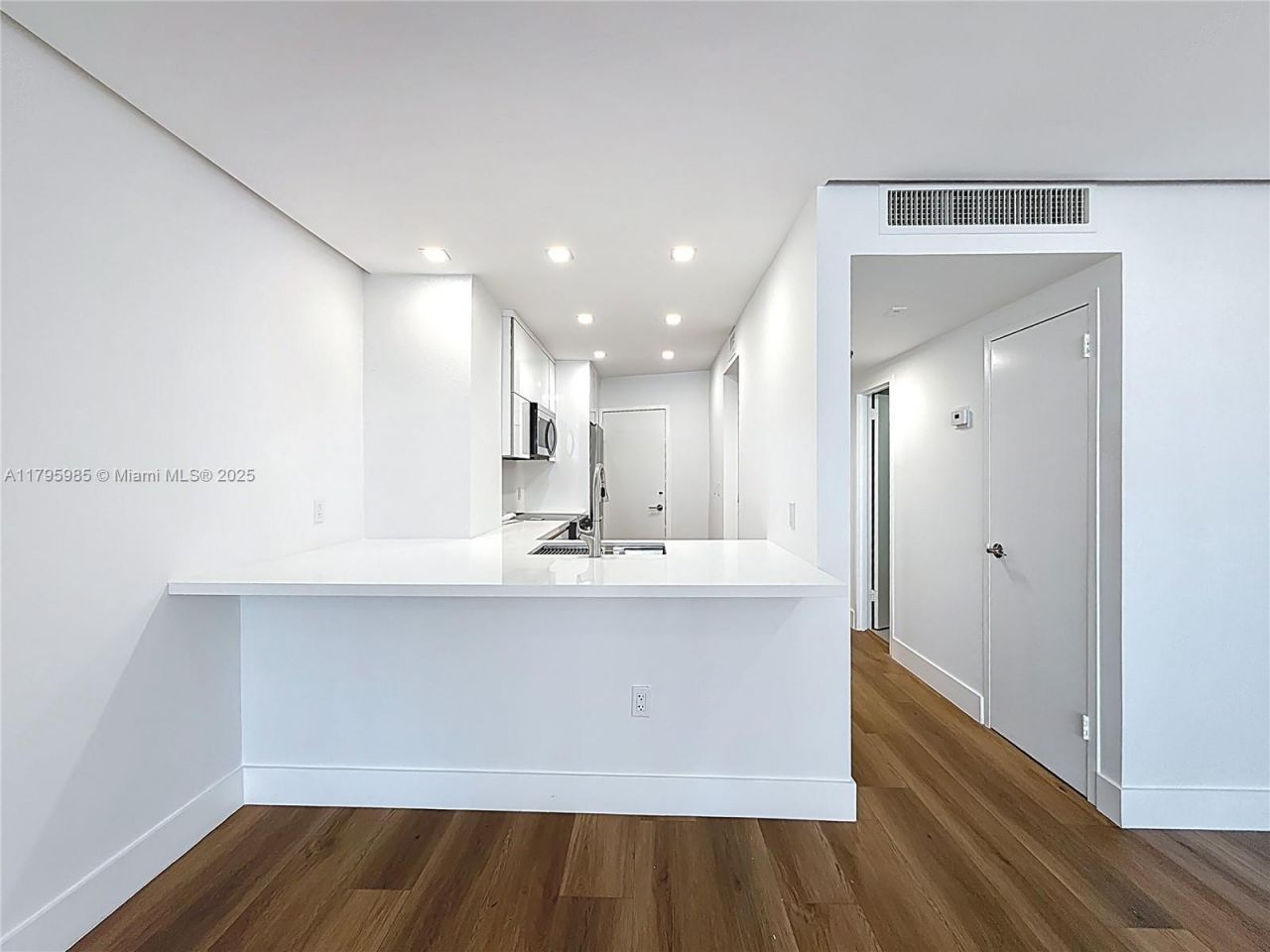 2899 Collins Ave, Unit 1218, Miami Beach, FL 33140 Photo