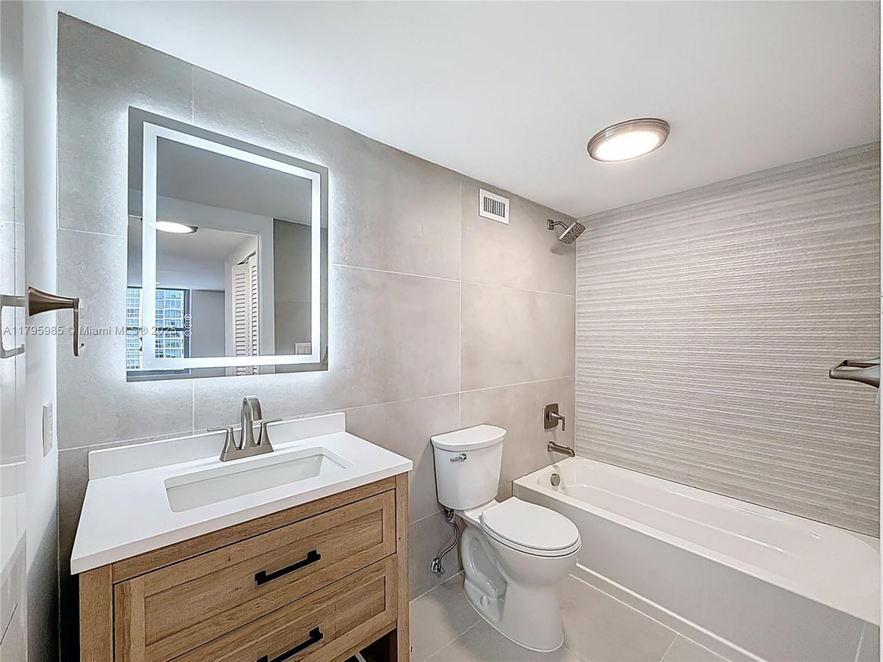 2899 Collins Ave, Unit 1218, Miami Beach, FL 33140 Photo