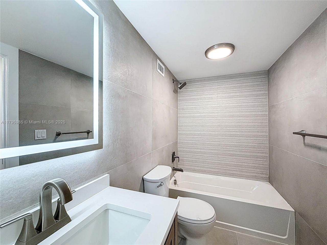 2899 Collins Ave, Unit 1218, Miami Beach, FL 33140 Photo