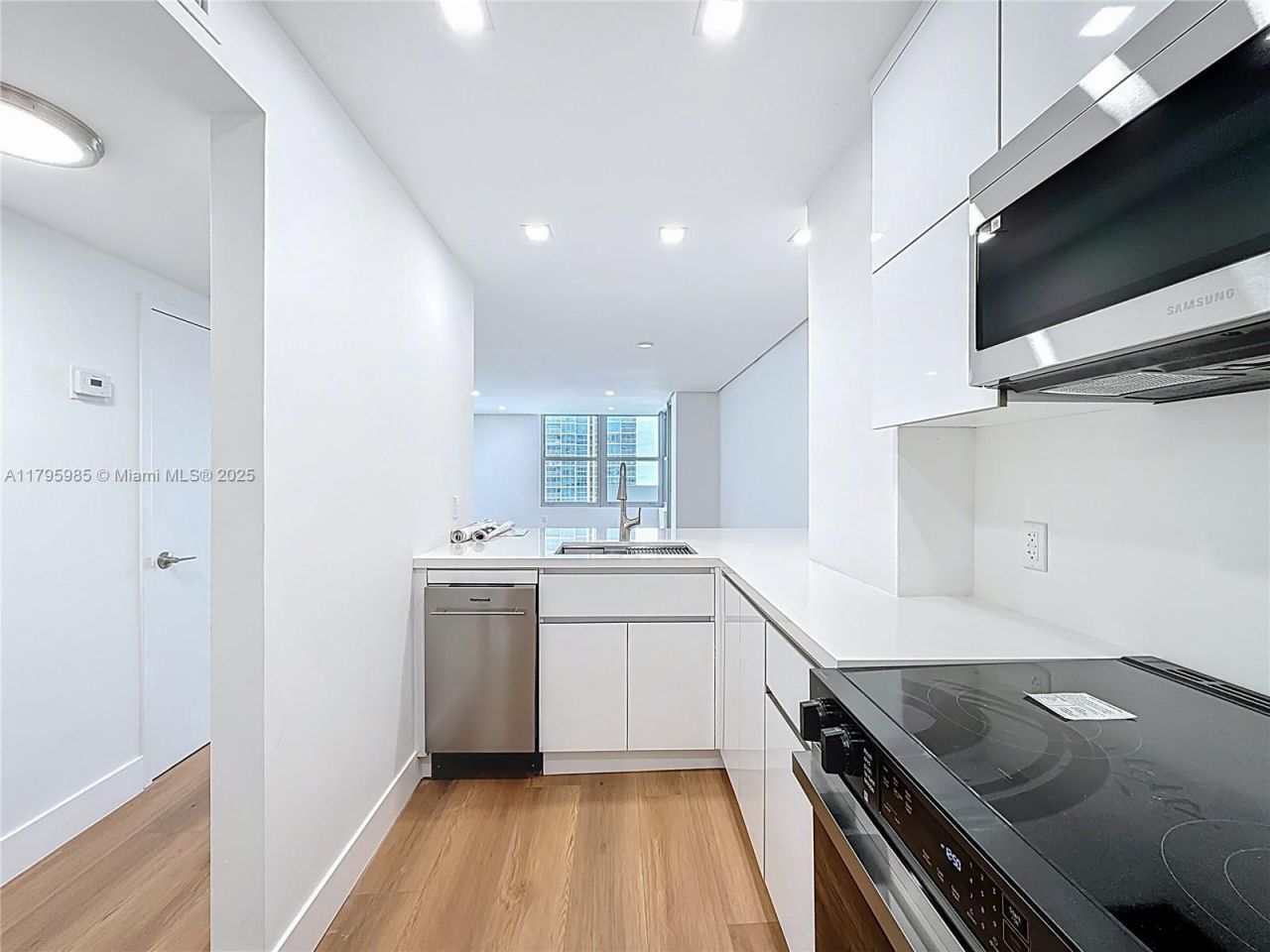 2899 Collins Ave, Unit 1218, Miami Beach, FL 33140 Photo