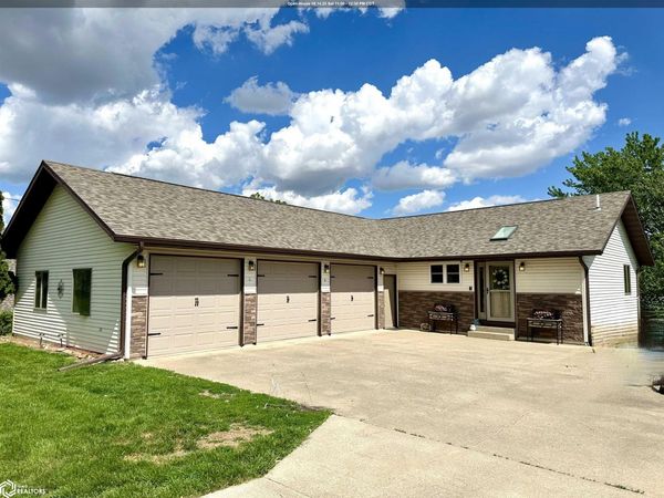 5030 N Lakeshore Drive, Brooklyn, IA 52211