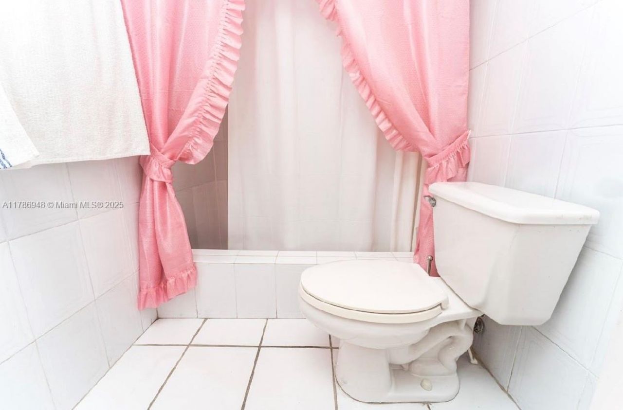 8635 NW 8th St, Unit 101, Miami, FL 33126 Photo