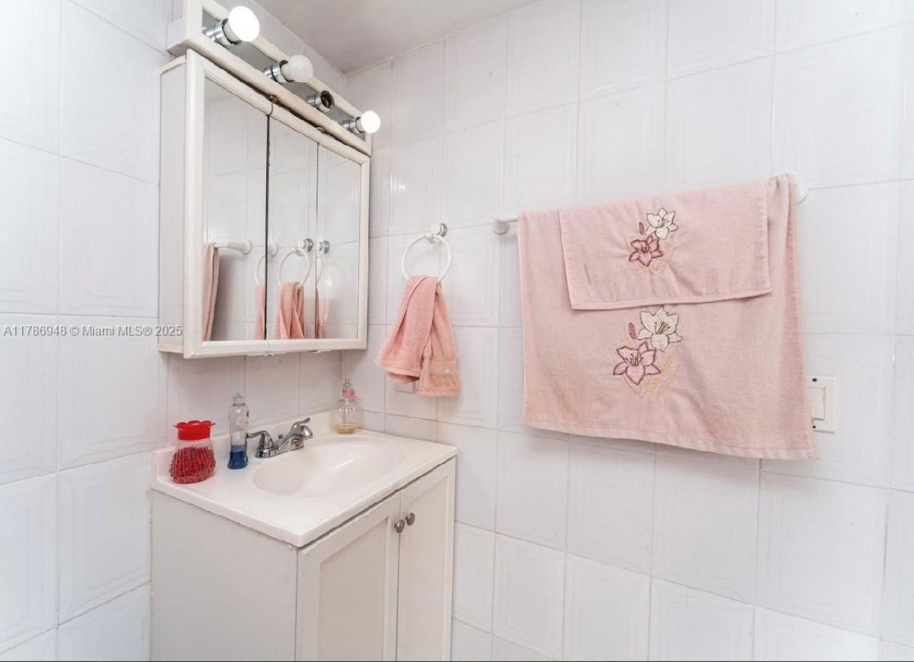 8635 NW 8th St, Unit 101, Miami, FL 33126 Photo