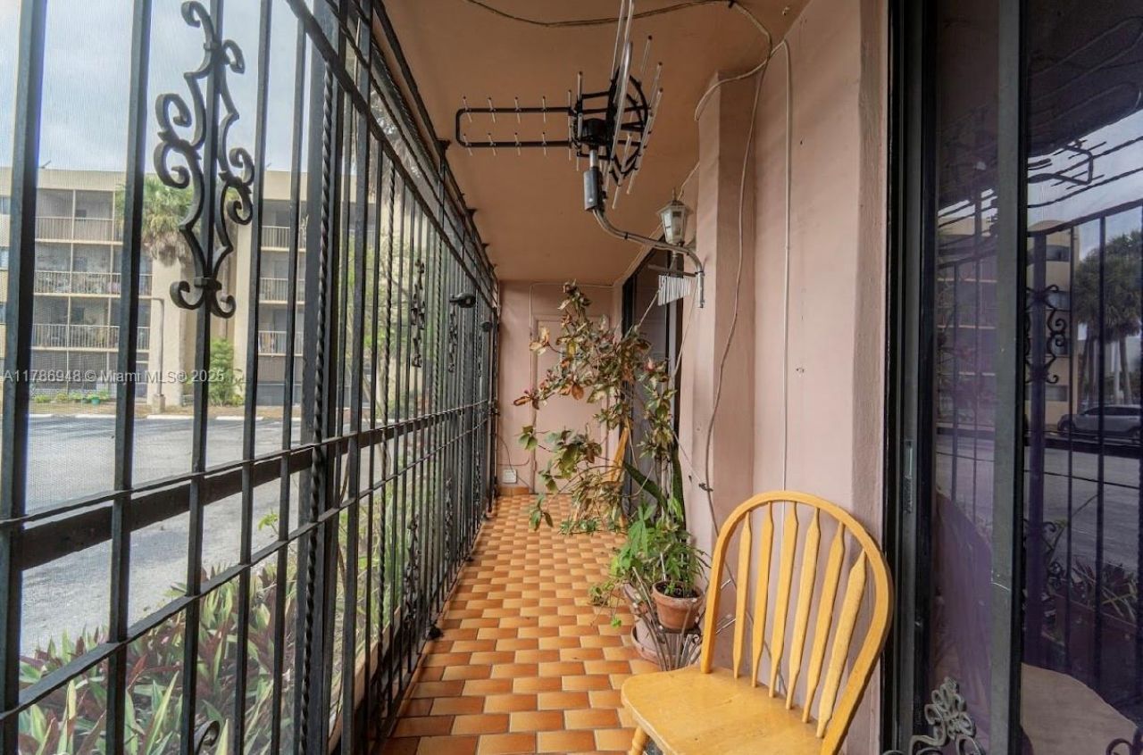 8635 NW 8th St, Unit 101, Miami, FL 33126 Photo