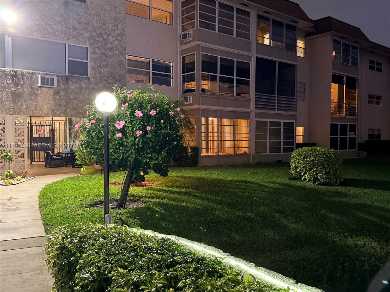 4700 NW 35th St, Unit 408, Lauderdale Lakes, FL 33319 Photo