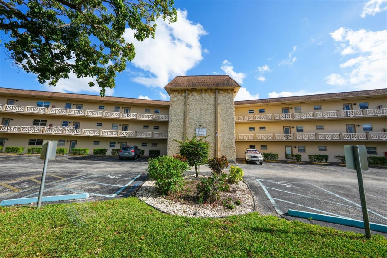 4700 NW 35th St, Unit 408, Lauderdale Lakes, FL 33319 Photo
