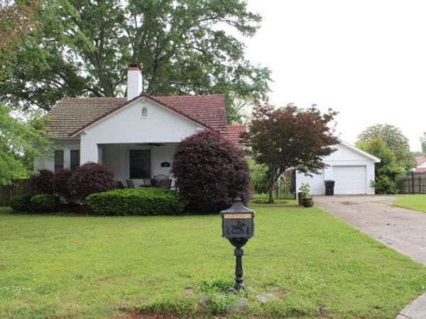 105 Guntersville St, Sheffield, AL 35660