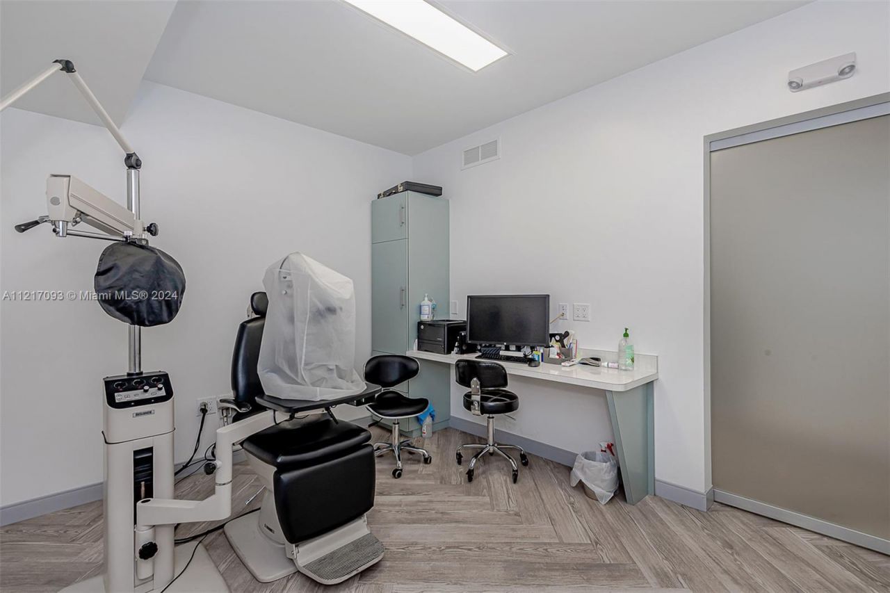 7700 Davie Road Ext, Hollywood, FL 33024 Photo