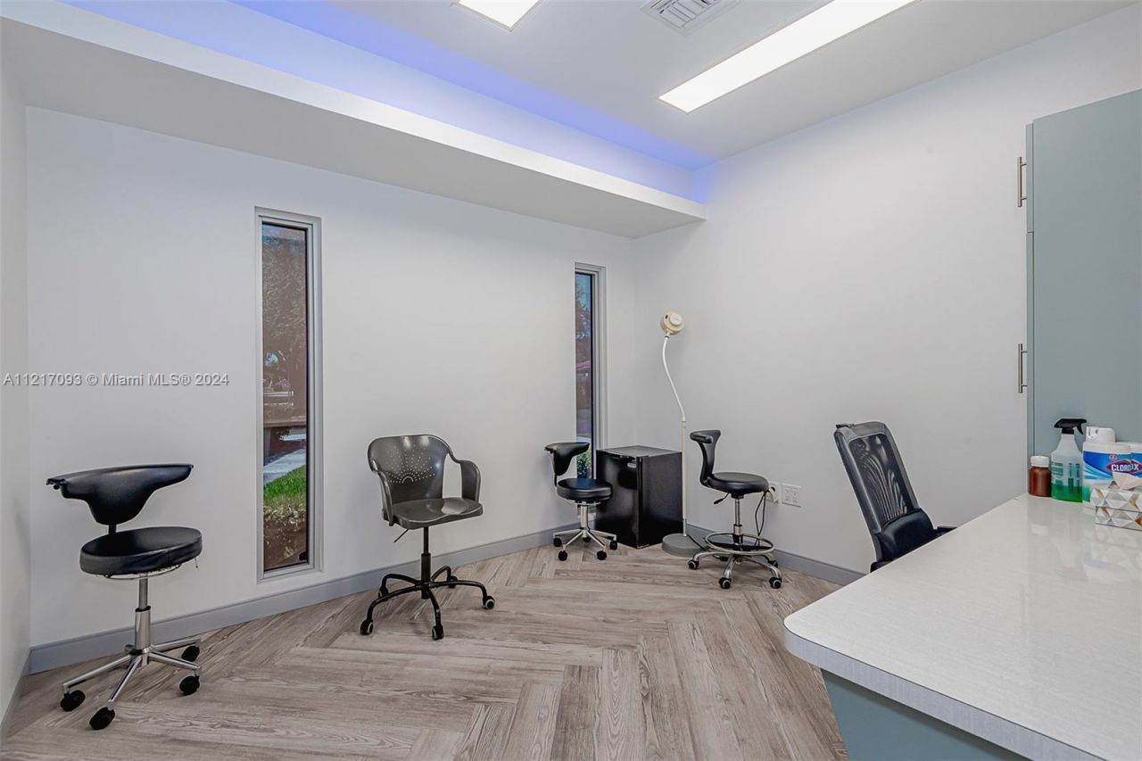 7700 Davie Road Ext, Hollywood, FL 33024 Photo