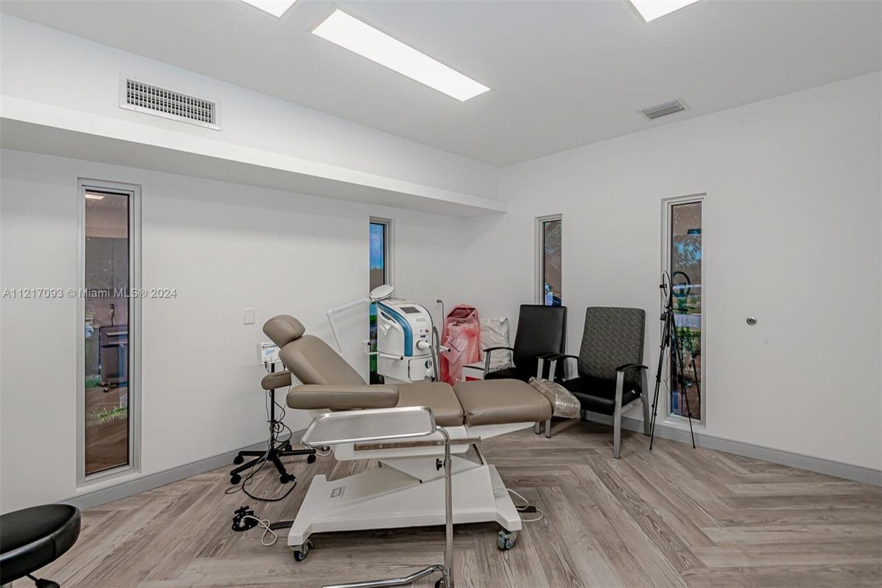 7700 Davie Road Ext, Hollywood, FL 33024 Photo