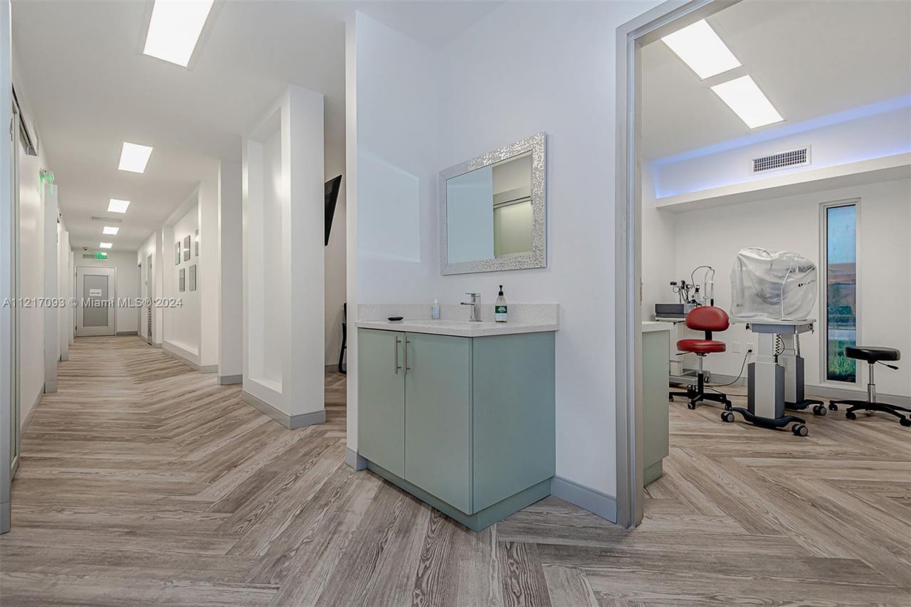 7700 Davie Road Ext, Hollywood, FL 33024 Photo