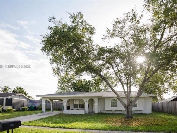 323 NE Midfield Ln, Port St. Lucie, FL 34983