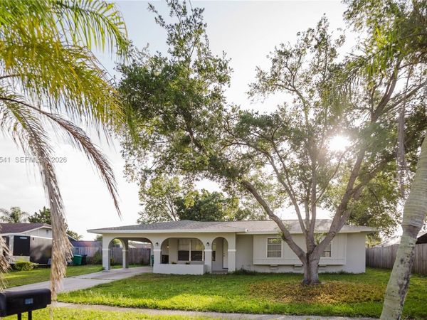 323 NE Midfield Ln, Port St. Lucie, FL 34983