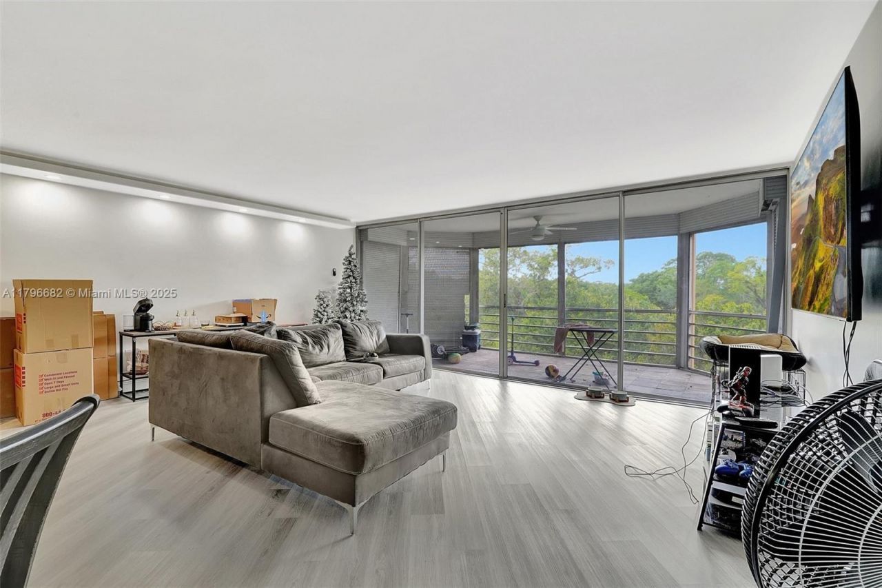 1301 NE 191st St, Unit F417, Miami, FL 33179 Photo